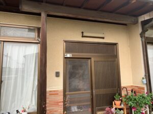 加須市　玄関モルタル塗膜劣化